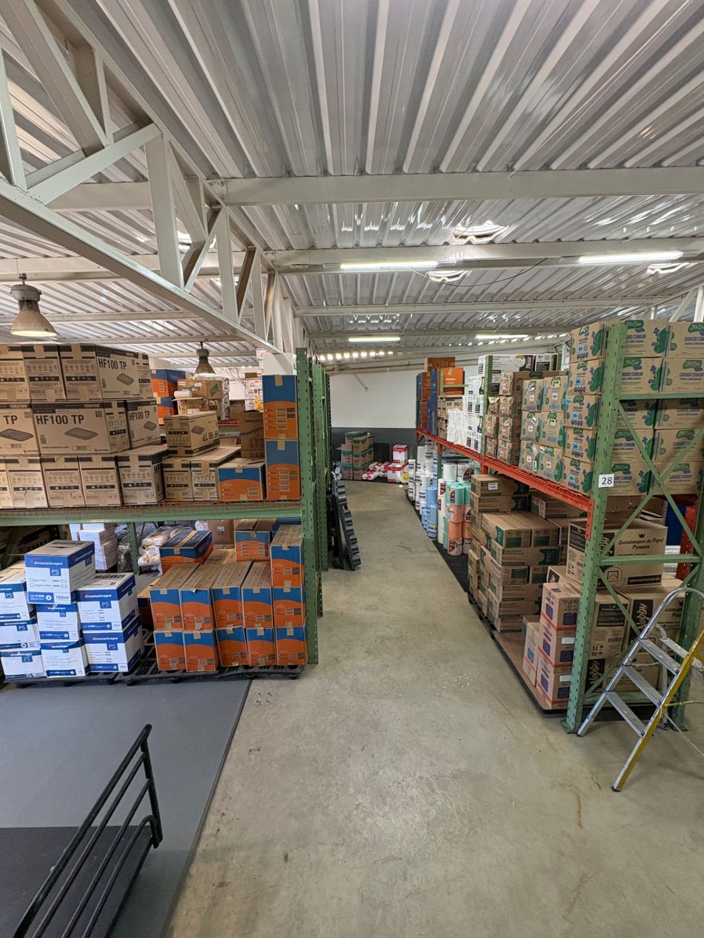 Galpão da Belimpa em Campinas com prateleiras de produtos organizados